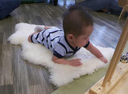 baby-playing-crawling-montessori