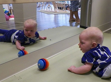 infant-crawling-mirror-day-care
